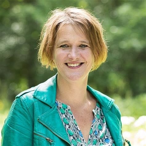 Hilda van der Tuin, een docent die overzichtelijkheid en kwaliteit ervaart bij het nakijken met ToetsTester