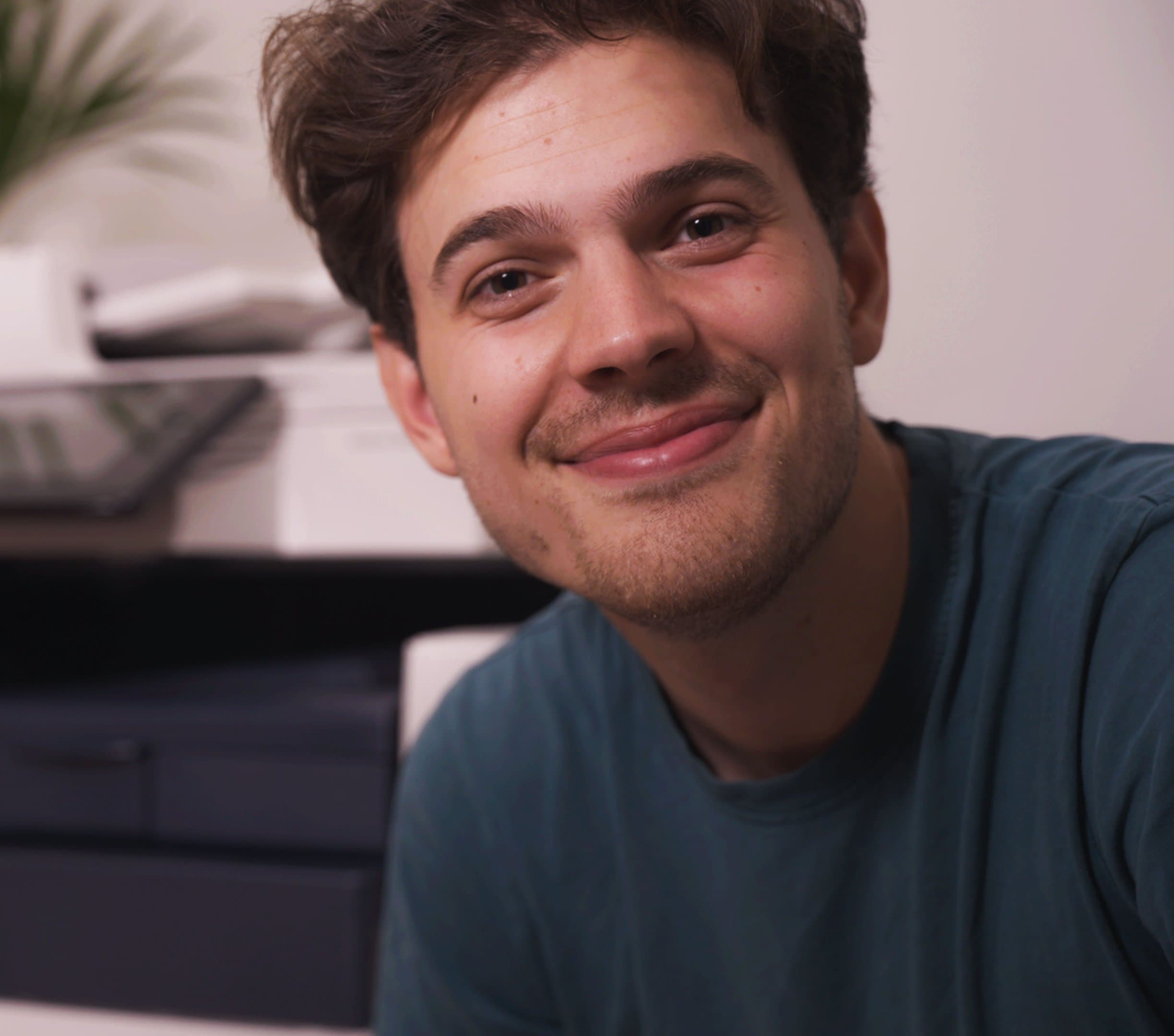 Bas, mede-oprichter van ToetsTester, glimlachend voor een printer in een kantoor